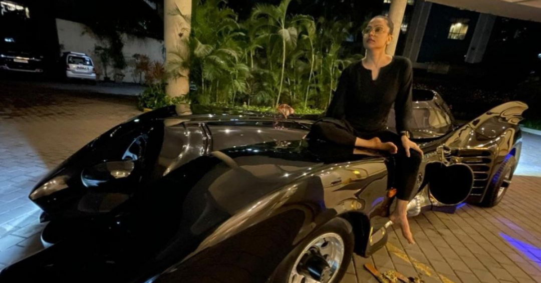 अहमद खान ने पत्नी को उनके जन्मदिन पर उपहार में दी ब्लैक बैटमोबाइल कार, देखें PIC