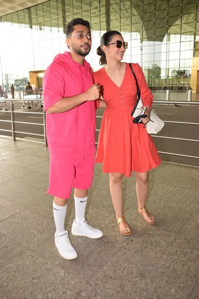 एयरपोर्ट पर गौहर खान पति के साथ बेहद कूल पोज में शॉर्ट स्कर्ट पहने और कूल पोज देती नजर आईं.