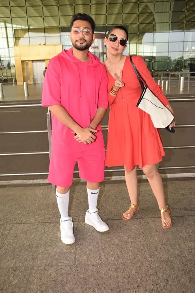 एयरपोर्ट पर गौहर खान पति के साथ बेहद कूल पोज में शॉर्ट स्कर्ट पहने और कूल पोज देती नजर आईं.