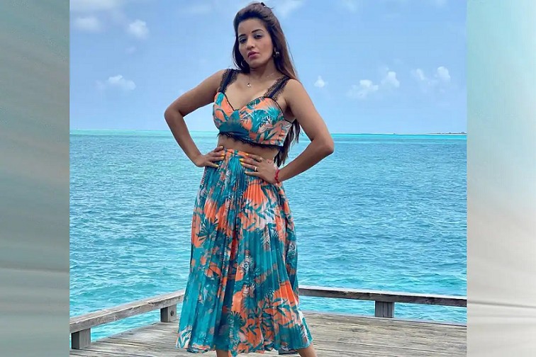 मालदीव वेकेशन पर मोनालिसा ने अपना सेक्सी फिगर दिखाया.