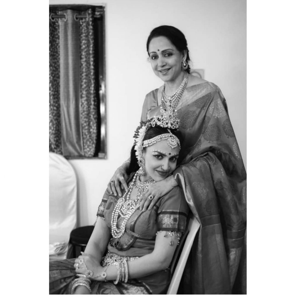 ईशा ने अपनी मां हेमा मालिनी को शिक्षक दिवस की शुभकामनाएं दीं