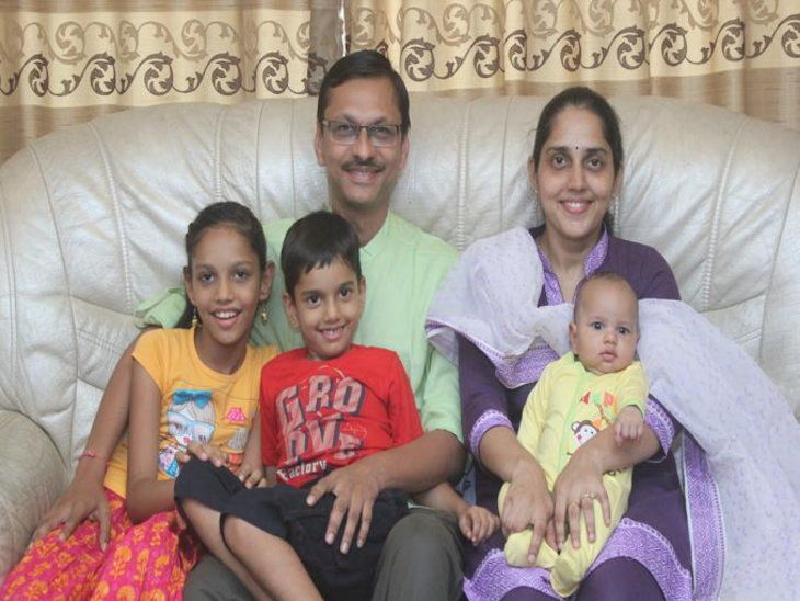 पोपटलाल खुशहाल शादीशुदा है और उसके तीन बच्चे हैं