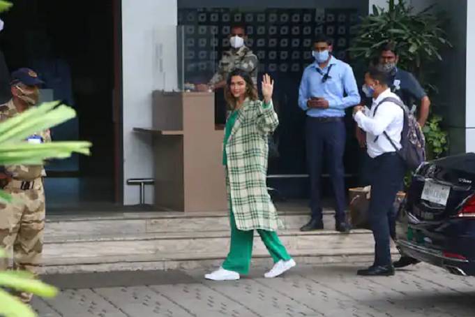 दीपिका पादुकोण को मुंबई एयरपोर्ट पर कुछ अलग अंदाज में मैचिंग कपड़े पहने स्पॉट किया गया।
