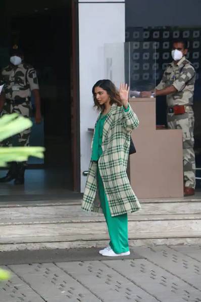 दीपिका पादुकोण को मुंबई एयरपोर्ट पर कुछ अलग अंदाज में मैचिंग कपड़े पहने स्पॉट किया गया।