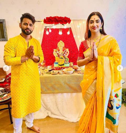 शादी के बाद राहुल-दिशा पहली बार एक साथ गणेश चतुर्थी मना रहे हैं।- दोनों पीले रंग में बेहद चमकीला... देखें खूबसूरत तस्वीरें