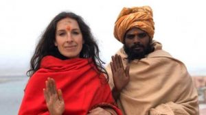 इस विदेशी महिला का हिंदू रीति-रिवाज से एक भारतीय बाबा से विवाह किया, मंदिर में आने वाले भक्तों के लिए आकर्षण का केंद्र बन गया।