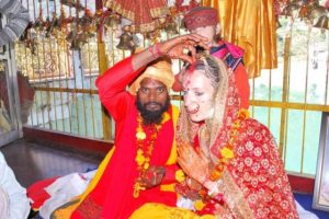 इस विदेशी महिला का हिंदू रीति-रिवाज से एक भारतीय बाबा से विवाह किया, मंदिर में आने वाले भक्तों के लिए आकर्षण का केंद्र बन गया।