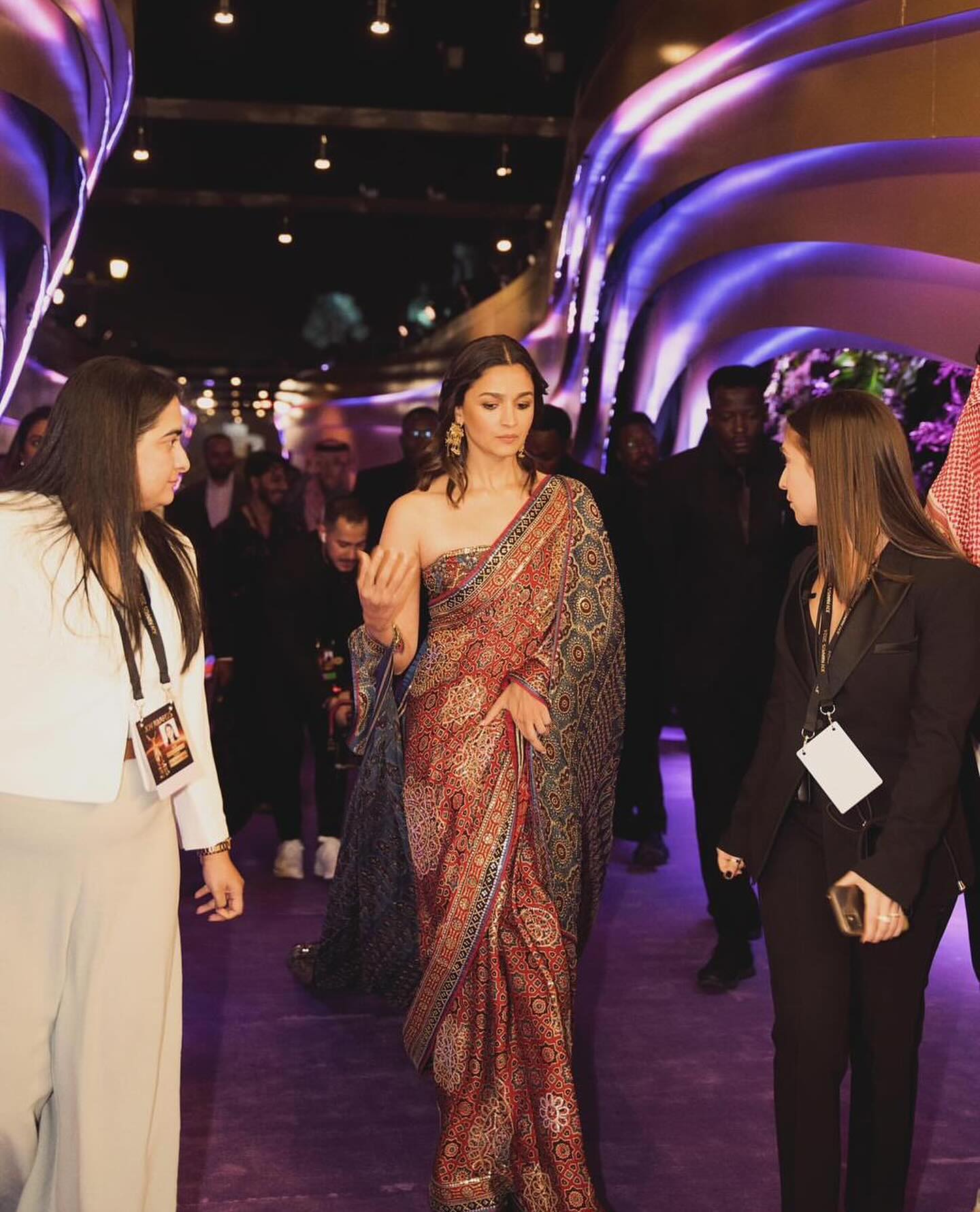 Alia Bhatt Joy Awards 2024 : राहा की माँ ने साड़ी को दिया मॉर्डन ट्विस्ट, आलिया भट्ट ने अबू जानी संदीप खोसला की विषम पोशाक वाली साड़ी में अजरक कला का कालातीत आकर्षण प्रदर्शित किया