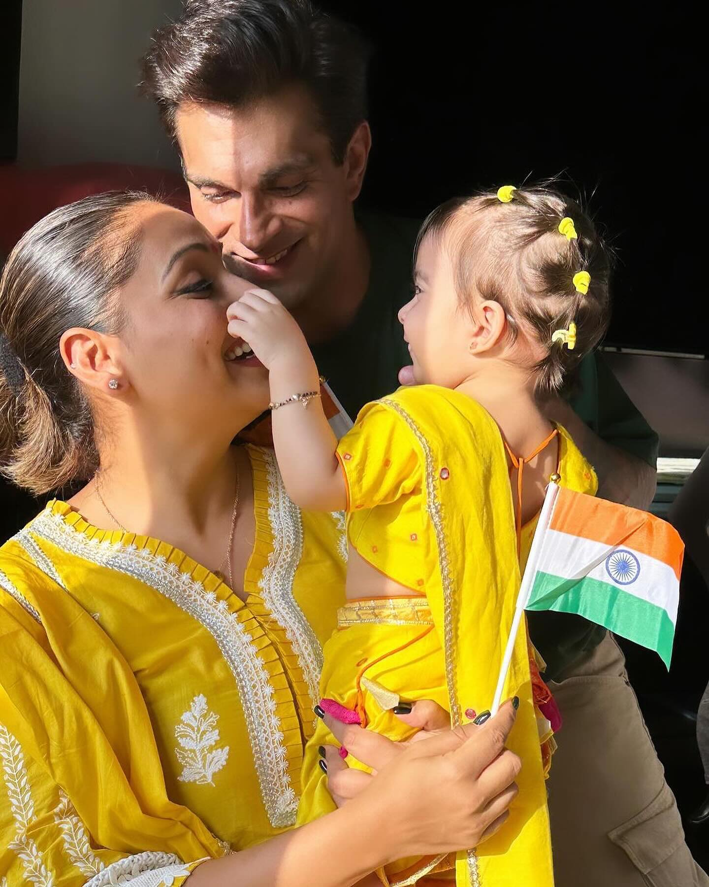 Bipasha Basu and family 'salute' Mother India : बिपाशा बसु और परिवार ने मनाया गणतंत्र दिवस, और साथ में फरहान अख्तर ने पैराग्लाइडिंग करते हुए फहराया तिरंगा पैराशूट