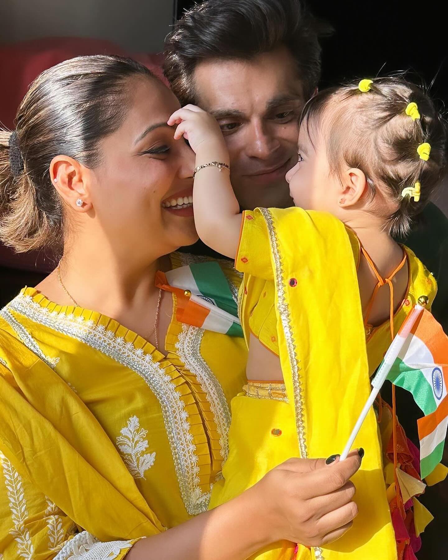 Bipasha Basu and family 'salute' Mother India : बिपाशा बसु और परिवार ने मनाया गणतंत्र दिवस, और साथ में फरहान अख्तर ने पैराग्लाइडिंग करते हुए फहराया तिरंगा पैराशूट