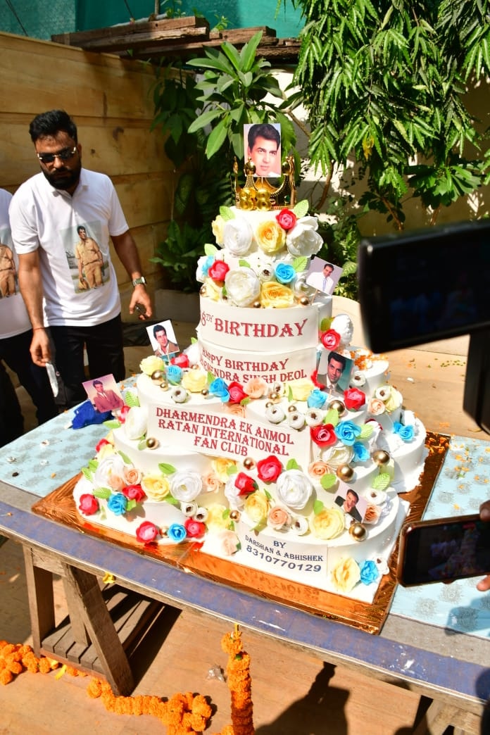Bobby Deol celebrates birthday : बॉबी देओल ने प्रशंसकों के साथ मनाया जन्मदिन, लोगो ने लगाए 'बाबाजी की जय हो' के नारे, 5-tier cake के साथ मनाया जन्मदिन